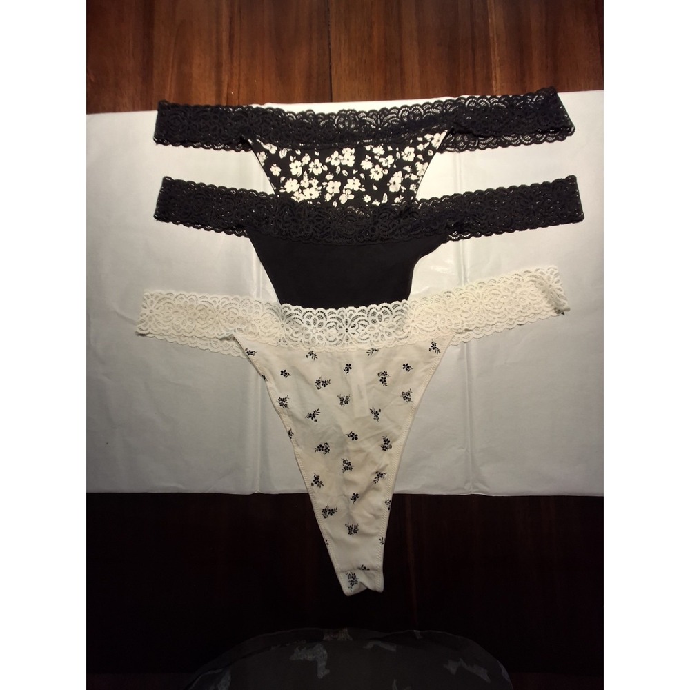 Old Navy Womens Thong. NWOT. 3 Pairs Size 3X.Black/Cream/Floral. Lace Trim.